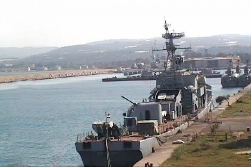 Vista del porto di Tartus. Unità siriane alla fonda.