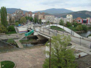 Il ponte sul fiume Ibar che collega le due comunità serba e albanese a Mitrovica