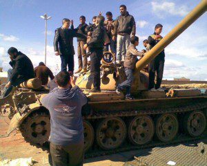 Un gruppo di persone su un carro armato a Bengasi