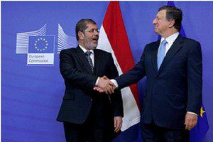 Il Presidente della Commissione Europea Barroso con l’ex-presidente egiziano Morsi
