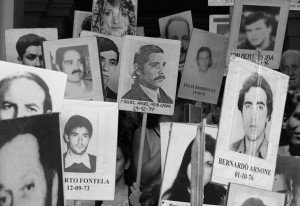Un'immagine che ricorda i desaparecidos della dittatura cilena