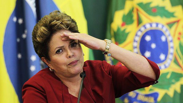 Dilma sembra 'scrutare' in direzione del proprio orizzonte politico