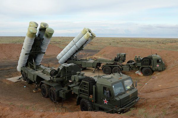 Lanciatori del sistema missilistico S-400, prodotto di punta dell'industria russa.