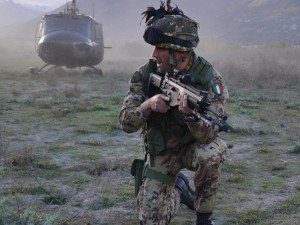Operazione di elisbarco. Militare italiano in azione.