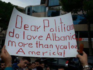 Lo slogan delle proteste è una celebre canzone del Paese delle Aquile: "Amiamo di più l'Albania"