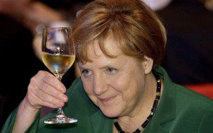La Merkel brinda al successo tedesco... ma il calice servito dall'UE potrebbe essere amaro