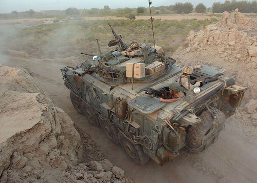 Un blindato britannico LAV III in movimento in Afghanistan.