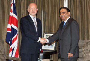 L'ex Primo Ministro Zardari stringe la mano al Segretario agli Esteri britannico William Hague, nel 2011.