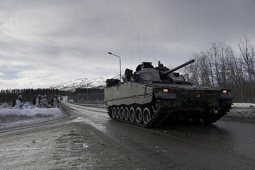 L'IFV di concezione svedese CV90 in movimento durante un'esercitazione invernale.