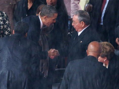La stretta di mano tra Obama e Castro: vera distensione?