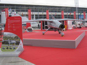 Uno scorcio dello stand Finmeccanica al salone internazionale di Farnborough. In primo piano l'UAV "Falco" di Selex.