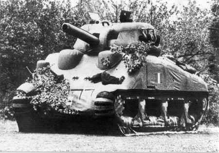 Falso carro armato Sherman usato dagli Alleati durante l'Operazione Fortitude, "costola" dell'Operazione Bodyguard