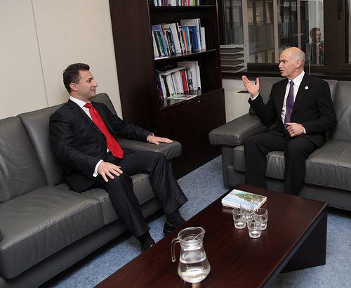 Nikoka Gruevski, attuale Primo Ministro della Repubblica di Macedonia, con l'ex premier greco George Papandreou