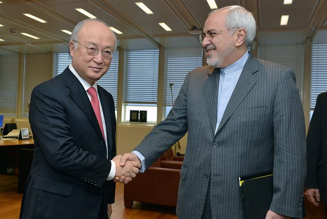 Yukiya Amano, direttore generale dell'AIEA, con il Ministro degli Esteri iraniano Javed Zarif