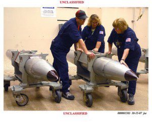 Tecnici americani al lavoro su un ordigno nucleare B-61 - Image credit: NNSA