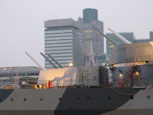 L'incrociatore della II Guerra Mondiale HMS Belfast e, sullo sfondo, il financial district di Londra. Un segno dei tempi?