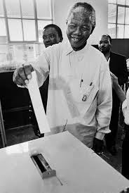 Nelson Mandela vota durante le prime elezioni democratiche, nel 1994