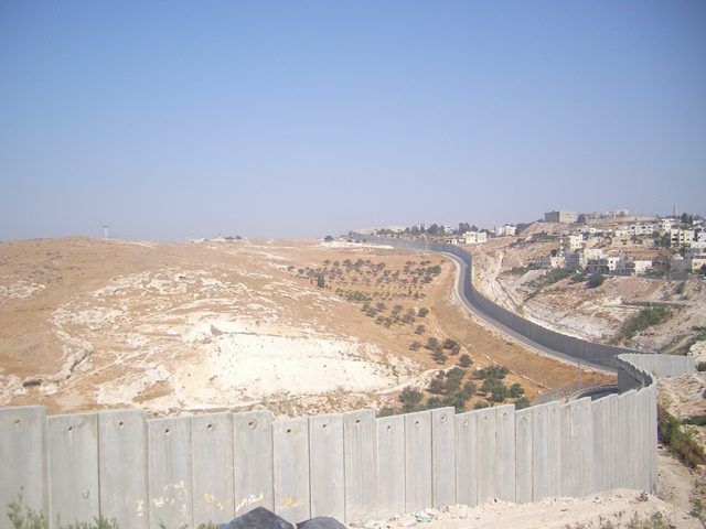 Il muro di separazione visto da Abu Dis, Cisgiordania, vicino a Gerusalemme