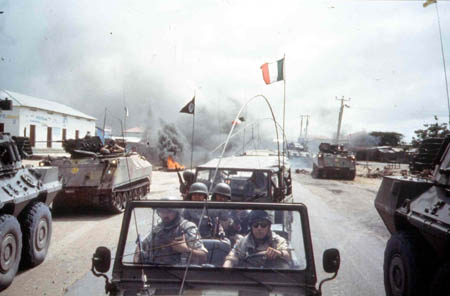 Colonna di mezzi italiani dopo l'attacco al "Checkpoint Pasta", 2 luglio 1993.