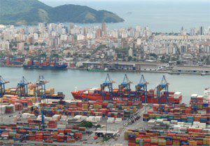 Il porto di Santos in Brasile dove transitano numero merci destinate in Cina