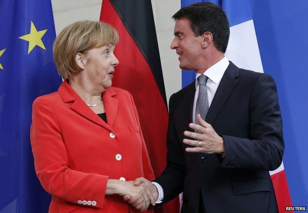 Manuel Valls con Angela Merkel: dietro i sorrisi, è in crisi il rapporto tra Francia e Germania?