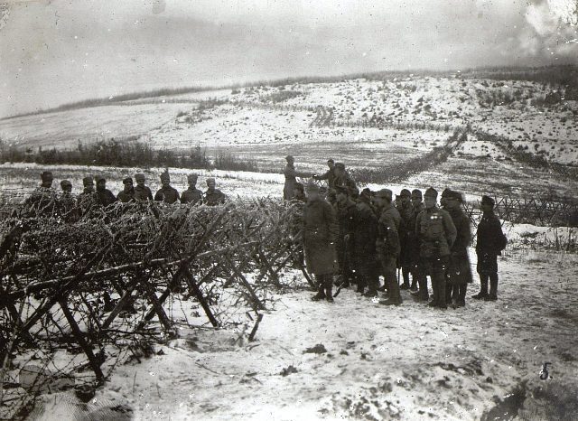 Una rara immagine della fraternizzazione del 1917 tra austriaci e russi