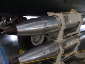 Bombe nucleari Sandia B-61 in fase di movimentazione