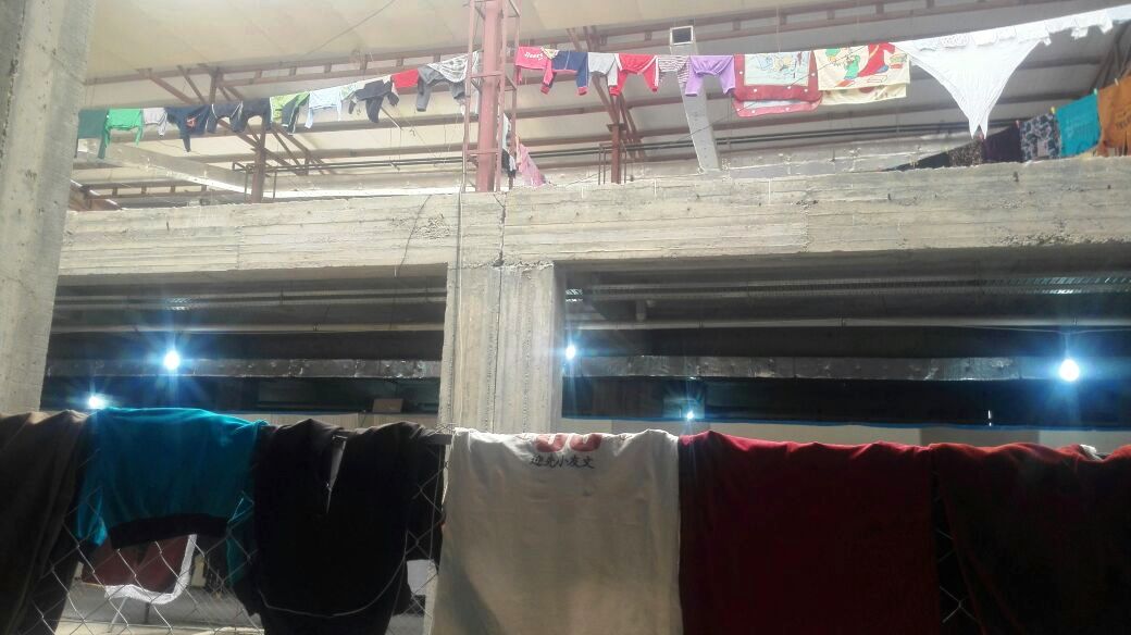 Panni stesi ad asciugare in un complesso che dà rifugio agli sfollati - Foto: autore