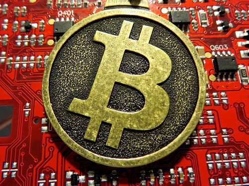 Bitcoin, le due facce della moneta digitale