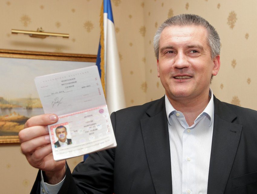epa04133731 Crimean Premier Sergei Aksyonov shows his just received Russian Passport in Simferopol, Ukraine, 20 March 2014. Russian President Putin on 18 March 2014 signed a treaty with the Moscow-backed leaders of Crimea and Sevastopol about the two regions' accession to Russia. EPA/ARTUR SHVARTS +++(c) dpa - Bildfunk+++