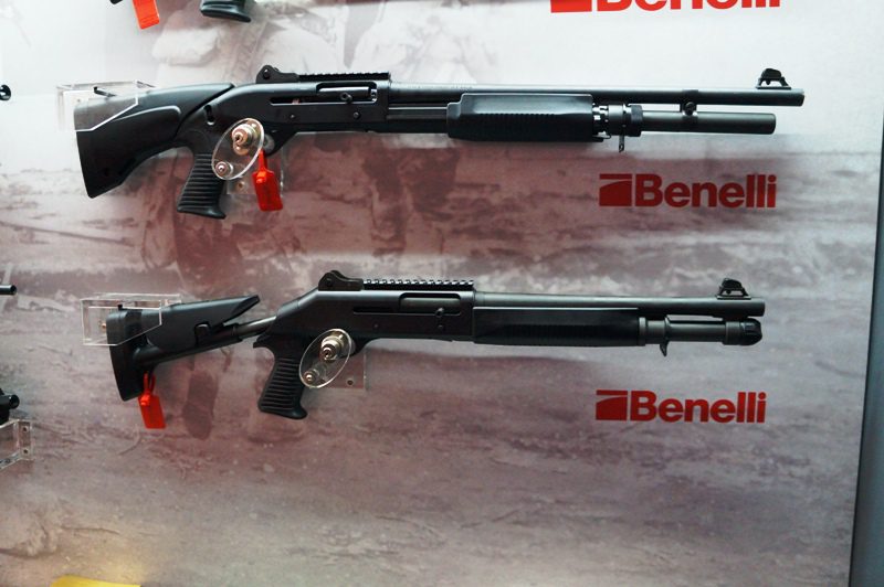 Due fucili a pompa della famiglia M-4 di Benelli. Foto: Il Caffè Geopolitico