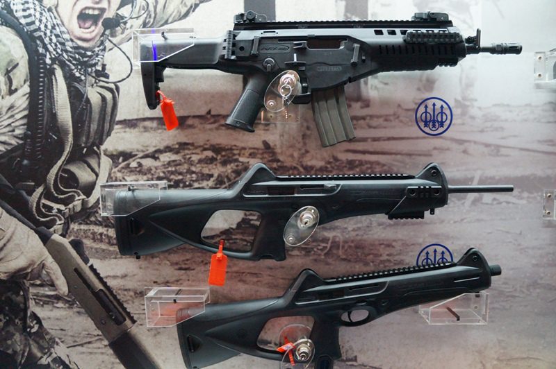 Alcuni prodotti di punta in mostra. Dall'alto in basso: il fucile d'assalto ARX-160, la carabina CX-4 Storm e la pistola mitragliatrice MX-4 Storm. Foto: Il Caffè Geopolitico