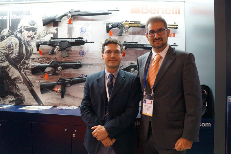 Jarno Antonelli posa con il "nostro" Marco Giulio Barone presso lo stand Beretta del salone DSEI