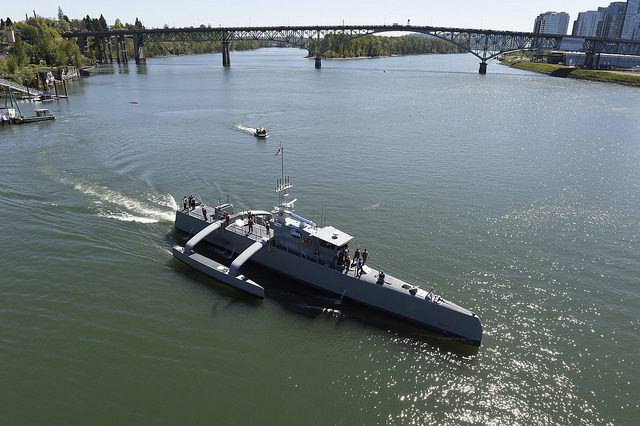 Figura 2. L' ASW Continuous Trail Unmanned Vessel (ACTUV) in navigazione dopo il varo, 7 aprile 2016.