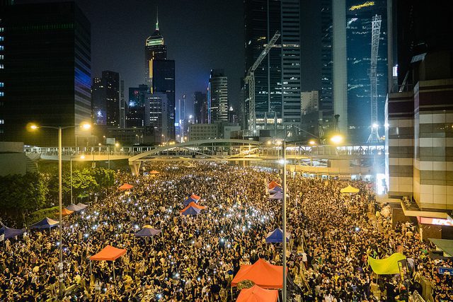 L’espulsione di due deputati infiamma la politica ad Hong Kong