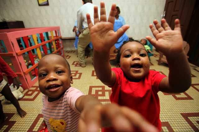 Una mano col sostegno a distanza