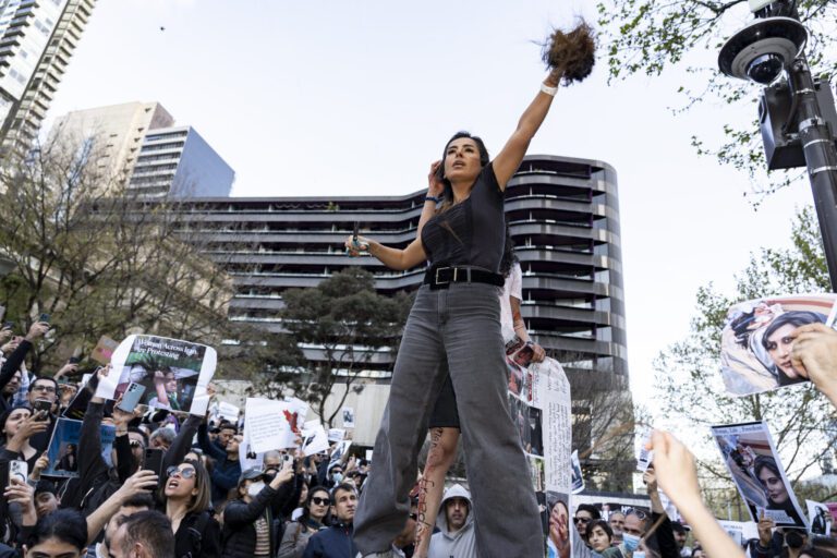 Elezioni in Iran, altro che schiaffo agli USA: affluenza ai minimi storici