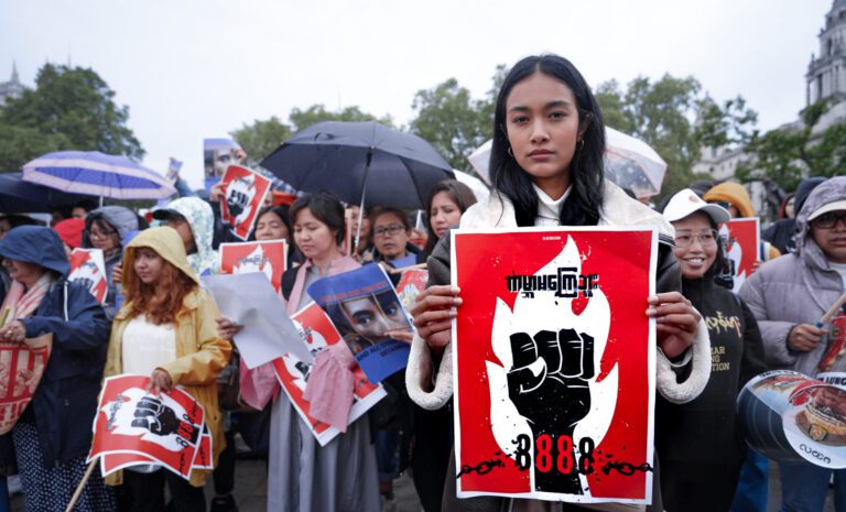 Myanmar: mandati d’arresto internazionali e avanzate ribelli