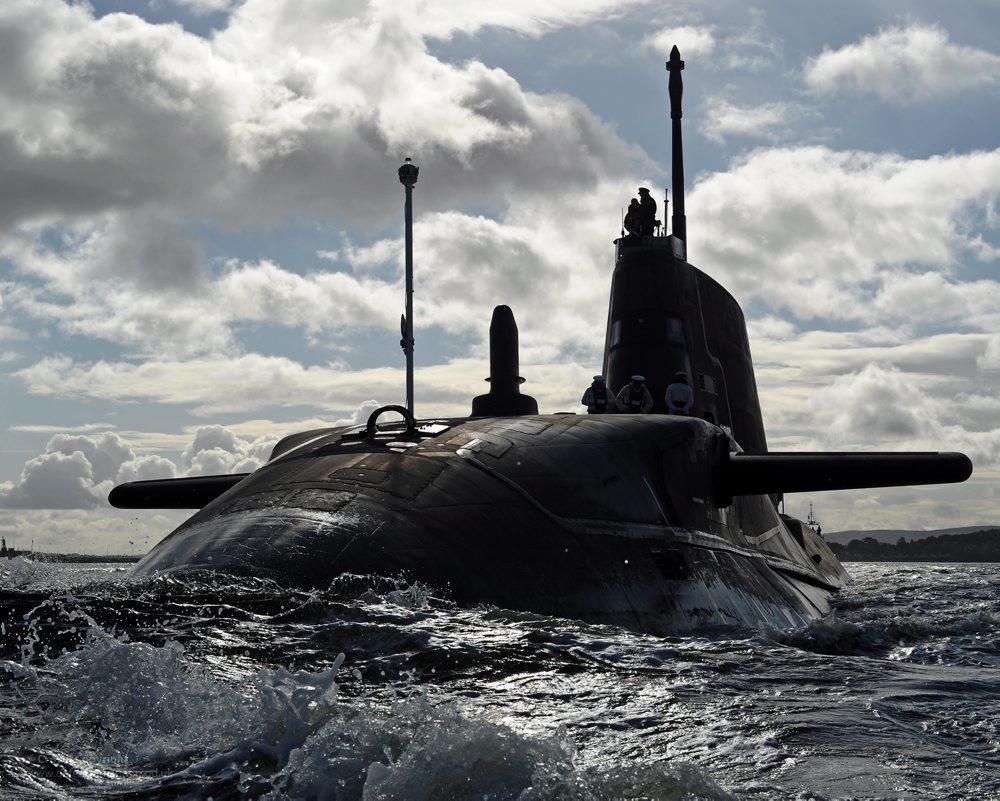 "El HMS Ambush llega a la Base Naval Clyde" de Imágenes de Defensa tiene licencia CC BY-SA