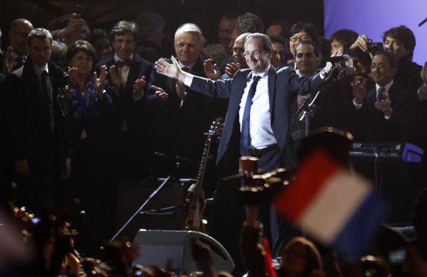 Luce nuova a Parigi, buio pesto ad Atene