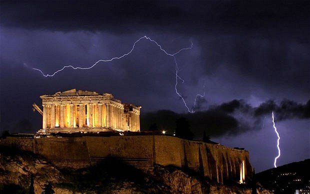 Atene barcolla, l’Europa trema