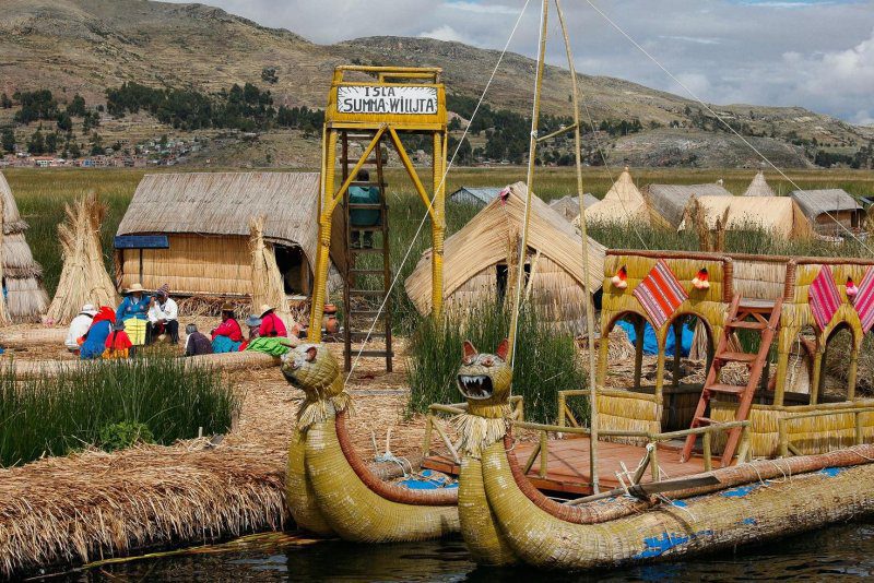 Uros_Islands,_Peru_(8631273304)