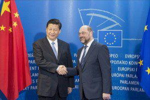 Il Presidente Xi stringe la mano al Presidente del Parlamento Europeo Shulz.