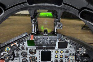 Il cockpit di un Tornado GR4 della RAF. Ben visibile, con riflessi verdi, l'HUD (Head-Up Display).