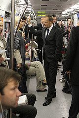 Donald Tusk in metropolititana a Varsavia