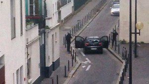 I terroristi sparano verso una pattuglia della Polizia |Fonte: BBC