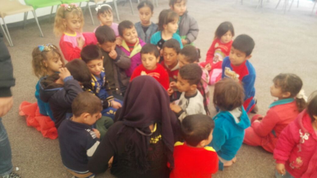 Bambini curdi giocano in un cortile - Foto: autore