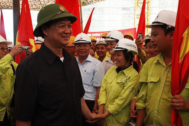 Il premier vietnamita Nguyen Tan Dung fa visita agli operai di un cantiere