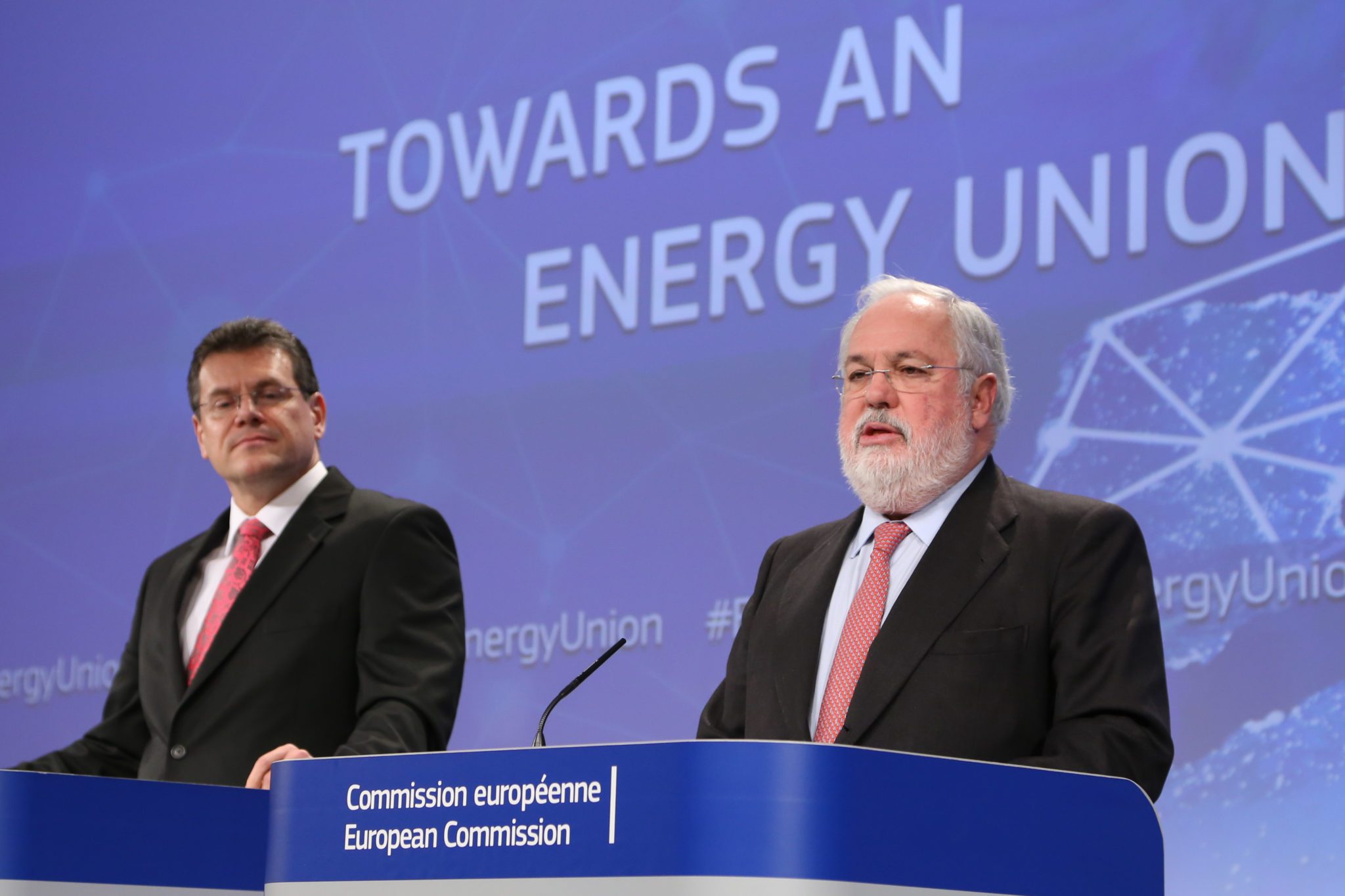 Maroš Šefčovič, on the left, and Miguel Arias Cañete