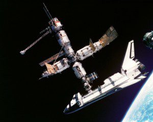 La stazione spaziale Mir con lo Shuttle Atlantis agganciato | Fonte: NASA